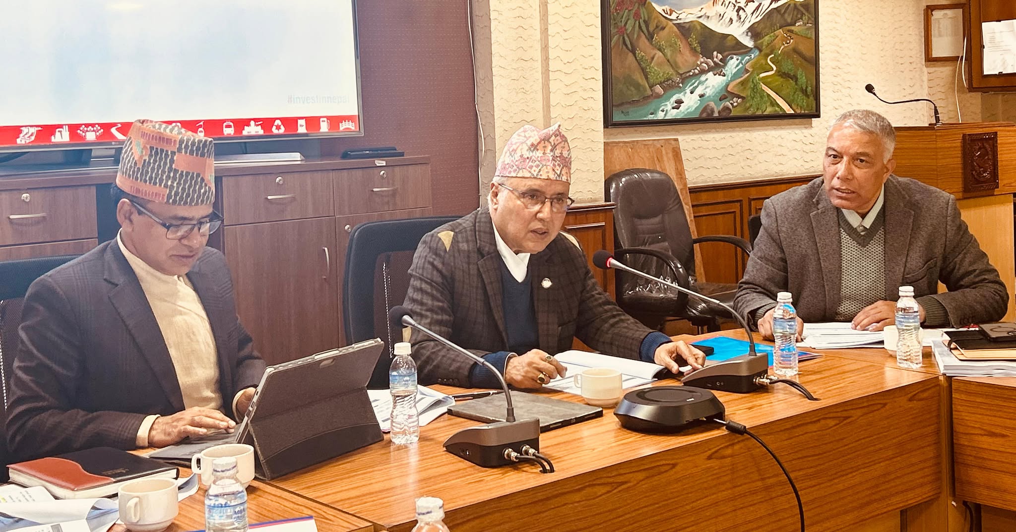 बनाउन सकिने  परियोजना मात्र  अघि बढाउन लगानी बोर्डलाई  अर्थमन्त्री खनालको  निर्देशन